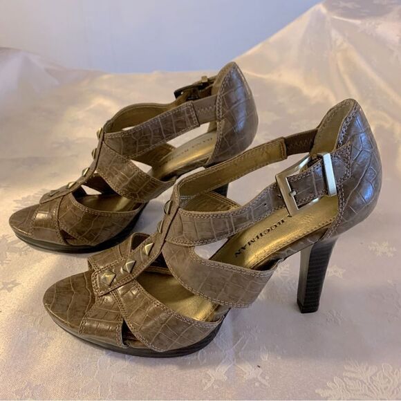 Dana Buchman Pumps ‘Windom’ Taupe Vegan Leather Peep Toe 4 “ Heels Sz 8 NWOT - Picture 3 of 7